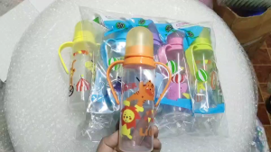 แพ็คคู่สุดคุ้ม ขวดนมคอแคบ 8ออนซ์ Koonnoo แบบมีมือจับและไม่มีมือจับ ผลิตจากโพลีโพรพิลีนและซิลิโคน ปลอด BPA ทนความร้อน