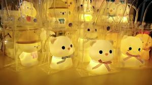 ไฟกลางคืนน่ารักสไตล์ ins ตลาดกลางคืนขายส่งแผงลอยระเบิดของเล่นเรืองแสงของขวัญเล็กๆน้อยๆที่สร้างสรรค์ไฟบรรยากาศการ์ตูน