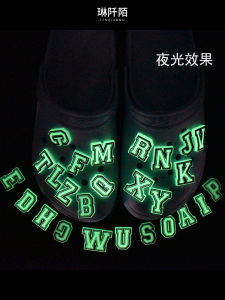 Luminous Crocs รองเท้า Charms ตัวอักษรตัวอักษรและหมายเลขหัวเข็มขัดเรืองแสงตกแต่ง Night Light Hole รองเท้าดอกไม้อุปกรณ์เสริม