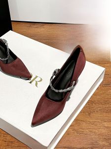 รองเท้าส้นสูงผู้หญิงสีแดงน้ำมัน PU หนังสัมผัสเนื้อสัมผัสสุดหรูหรา เซ็กซี่ สายรัดคู่ หัวเข็มขัด ทรงหัวแหลม