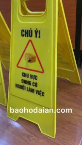 Biển cảnh báo khu vực đang có người làm việc chữ A gấp gọn