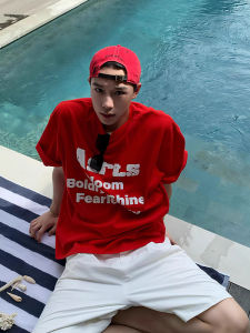 เสื้อยืดคู่รักแขนสั้นสีแดง ทรงหลวม ผ้าฝ้าย ระบายอากาศได้ดี สำหรับผู้ชายและผู้หญิง ฤดูร้อน 2025 คอกลม แขนสั้น ระบายอากาศได้ดี