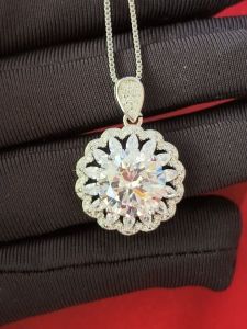 Diamcity: Anting Cincin Kalung Lima Karat Mewah Moissanite Laris Untuk Wanita