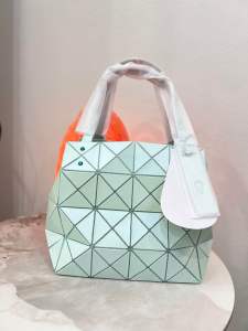 กระเป๋าแฟชั่นกระเป๋าถือได้สะพายได้รุ่นcaratไซส์23cm(งานแฟชั่นวัสดุเกรดA)ถ่ายจากสินค้าจริงของทางร้าน