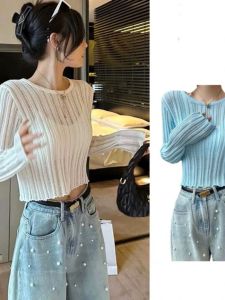 เสื้อยืดไหมน้ำแข็งบางถักสำหรับผู้หญิงในช่วงฤดูร้อน เสื้อเชิ้ตแขนยาวแบบเปิดหลัง ทรงสั้น ดีไซน์เก๋ไก๋ สวมใส่สบาย