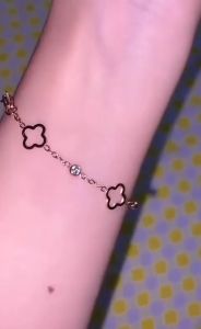 Perhiasan Gelang Wanita Harian: Mode Bunga Clover & Titanium Anti Karat