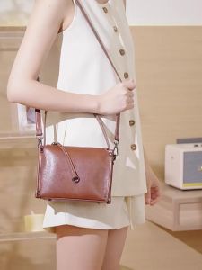 URCDN RDALVO | Vintage Leather Elegant Versatile Commute Womens Square Shoulder Crossbody Bag