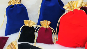 HUIถุงผ้าหูรูด ถุงผ้ากำมะหยี่ ขอบทอง สีแดงใส่ทอง น่ารักๆ ถุงกำมะหยี่ ใส่เครื่องประดับ พระ ใส่ของชำร่วย เล็กใหญ่ พร้อมส่ง