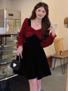 ชุดเดรสยาวแขนยาวสไตล์ฮิปซีสำหรับผู้หญิงในฤดูใบไม้ร่วงและฤดูหนาวปี 2024 กระโปรงสั้นผูกโบว์ตัวเล็กเอวสูงทรงเอ ชุดเดรสยาวคลุมเข่าคอเหลี่ยม