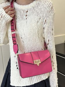 กระเป๋าสะพายข้างทรงสี่เหลี่ยมเล็กแบบหนัง PU สำหรับผู้หญิง สายสะพายไหล่กว้าง กระเป๋าสะพายข้างแบบแฟชั่นทันสมัย ​​กระเป๋าสะพายข้างแบบลำลอง