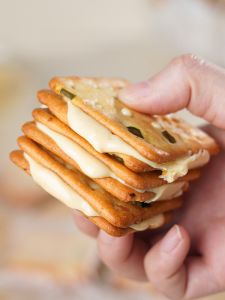Handmade Snack Heart Shaped Green Onion Milk Candy Sandwich Biscuits Delicious Leisurely Crisp Treats from Taiwan 150g Bag