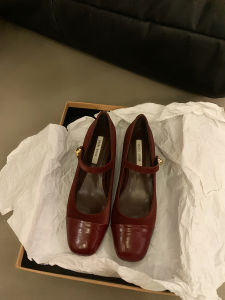 รองเท้า Mary Janes ส้นเตี้ยสีแดง ทรงสี่เหลี่ยม สำหรับผู้หญิง ฤดูใบไม้ผลิและฤดูใบไม้ร่วง รองเท้าหนัง PU หัวแหลม รองเท้าแฟชั่น