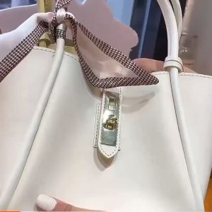 กระเป๋าทรงเหลี่ยม แต่งผ้า บริการ กระเป๋าซับใน และ กระเป๋าแฟชั่น สำหรับผู้หญิง