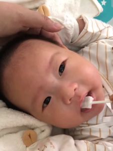 เช็ดลิ้นลูก ผ้าก๊อ กระบวนการผ่อนตกลิ่น เช็ดลิ้น ไม้เช็ดลิ้น ผ้าเช็ดลิ้นเด็ก ทำความสะอาดคราบ ควบคุมผิวหนัง กระบวนการผ่อนตกลิ่น รูปลักษณ์ รูปลักษณ์