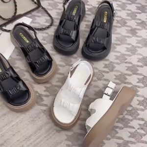 รองเท้าแตะผู้หญิงฤดูร้อน รองเท้าแตะโรมันพื้นหนาสำหรับผู้หญิง ไม่ลื่นและทนต่อการสึกหรอ เรียบง่ายและทันสมัย