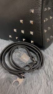 กระเป๋าแฟชั่น กระเป๋าสะพายข้าง ทำจากหลังวัวแท้ แถม ผ้าพัน มีถุงให้ แถม พวงกุญแจ 1 ชิ้น