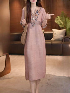 ชุดเดรสคอวีผ้าลินินปักลายสไตล์ย้อนยุคสุดหรู แขนสั้น ทรงหลวม ยาวปานกลาง ฤดูร้อน 2025 ชุดเดรสผู้หญิง