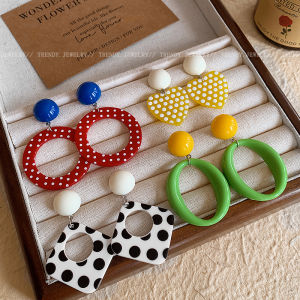 ต่างหูสไตล์ฮ่องกงย้อนยุคสำหรับผู้หญิง 2025 ต่างหูรูปวงกลมและสี่เหลี่ยม ดีไซน์หรูหรา ต่างหูแฟชั่นสำหรับผู้หญิง