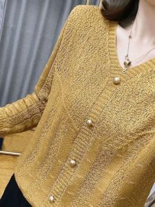 เสื้อสเวตเตอร์คอวีแขนยาวหลวมๆ สไตล์ฤดูใบไม้ร่วงต้นๆ แฟชั่นเสื้อชั้นในแบบเรียบง่ายที่เข้ากันได้หลากหลาย ทรงหลวมๆ แขนยาว เสื้อตัวบน