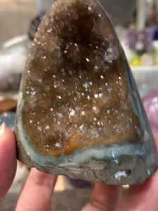 non-heat Natural Raw Deep Yellow Quartz 抛光遍布带有绿幽灵视角、摆放在桌上如🌞一座小金山💰天然高黄彩晶镇 1700003
