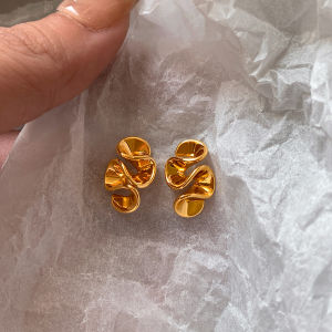 Silver Metal Womens Earrings Fashionable Small Wave Twist Design Luxury Sensation Ear Jewelry Elegant Accessory for Ladies