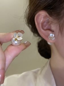 ต่างหูไข่มุกสไตล์ฝรั่งเศสสำหรับผู้หญิง ต่างหูแบบใส่ได้สองด้าน ต่างหูแบบสาน เครื่องประดับแฟชั่นสุดเก๋ ต่างหูแบบใหม่ปี 2023