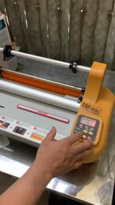 Máy cán màng khổ A3 OGK-3580 có nút điều khiển tốc độ