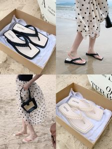 รองเท้าแตะส้นแบนแบบสวมสำหรับผู้หญิง ทรงหัวเหลี่ยม สไตล์เกาหลี รองเท้าแตะชายหาดกันลื่น รองเท้าแตะแบบสวมหัวแบบทันสมัย ​​แบบผูกผมแบบทันสมัย ​​สีพื้น