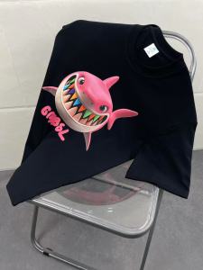 เสื้อยืดแขนสั้นพิมพ์ลายฉลามสัตว์ประหลาดสไตล์อเมริกัน ทรงหลวม คอตั้ง สำหรับผู้ชาย ฤดูร้อน 2025 ผ้าฝ้ายแท้ คอกลม ทรงหลวม แฟชั่น