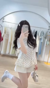 Set tiểu thư xinh đi làm set công sở nữ đi tiệc dạ hội set chất Quảng Châu áo cổ bẻ cài nút chấm bi phối bèo cộc tay kèm quần short lưng cao dễ thương