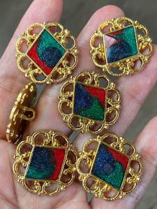 3.🫦กระดุมฉลุสีทอง สีอัญมณี หรูหรา ขนาด 25 มิล / ชุดละ 7 - 10 เม็ด