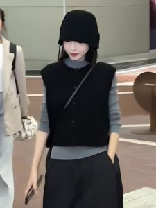 Black Knitted Sweater Vest Womens Slim Fit Short Style 2025 New Spring Autumn Layering Cardigan Design Sense Top