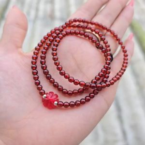 Chuỗi quấn 3v Garnet Ngọc Hồng Lựu đỏ hơn cả đỏ mix Cỏ 4 lá siu xưn em cần gọi tên chị đẹp nào thích nổi bật ạ! không kén mệnh - Phong Thủy TUDO