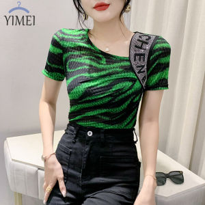 Áo thun nữ Yimei đính kim cương in thời trang 2023 mùa hè Áo Thun Nữ vừa vặn xếp li ôm cao cấp áo lưới Chéo Cổ Chữ V mới