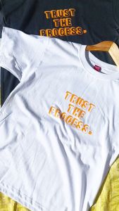 TRUST THE PROCESS GOLD PRINT TEE RUBERRIZED COTTON 200G NEW TREND