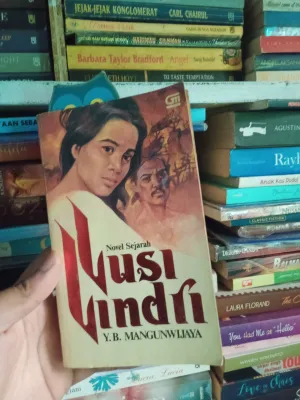 Novel Sejarah LUSI LINDRI cetakan Pertama Second ori
