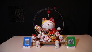 แมวกวักตั้งโต๊ะเปลี่ยนไฟได้ 3 สี แมวมือโยกเซรามิกแบบอัตโนมัติ พร้อมส่ง