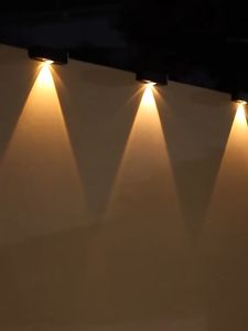 ไฟ LED พลังงาน พลังแสงอาทิตย์ สว่างเป็นพิเศษ ไฟส่องเฉพาะจุดติดผนังกลางแจ้ง กันน้ำ สวน รั้ว ทางเดินแสงแดด บันได ไฟตกแต่ง