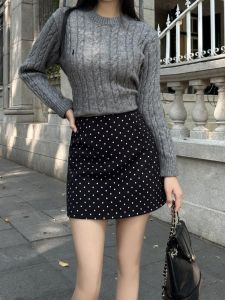 กระโปรงสั้นทรงเอผ้าขนสัตว์ลายจุดสีดำ กระโปรงทรงเอเข้ารูปสำหรับผู้หญิง ฤดูใบไม้ร่วง/ฤดูหนาว 2025 กระโปรงสั้นทรงเอเข้ารูปสุดเก๋