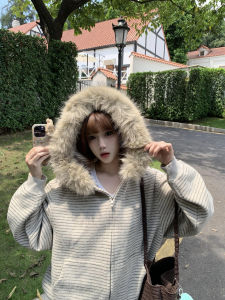 เสื้อสเวตเตอร์มีฮู้ดแบบหลวมๆ สำหรับผู้หญิง ฤดูใบไม้ร่วง/ฤดูหนาว 2025 ดีไซน์ใหม่ ดีไซน์อเมริกัน แจ็คเก็ตคอวีแบบเปิด แจ็คเก็ตขนสัตว์ แขนยาว