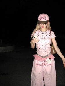 เสื้อยืดแขนสั้นลายสก็อตสีชมพูสไตล์ย้อนยุคสไตล์อเมริกันสำหรับผู้หญิงในช่วงฤดูร้อน ทรงเข้ารูป เสื้อผ้าทำงานแบบลำลอง คอกลม