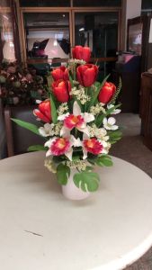 ดอกไม้ปลอมเสมือนจริง แจกันดอกไม้ประดิษฐ์ จัดโทนสีแดง ราคาเพิ่มเติม ถูกต้อง สินค้าอย่างมีคุณภาพ