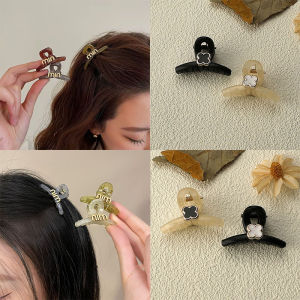 Fashion Angel Girl INS คลิกเพื่อเรียบร้อย เครื่องประดับผู้หญิงสไตล์เรียบง่ายตัวอักษรภาษาอังกฤษ รูปโคลเวอร์สี่ใบกิ๊บติดผม หลายสี เพื่อเพิ่มความคิดเห็นและความสวยงามของแฟน