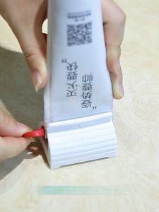 Manual Rotatable Toothpaste Dispenser Facial Wash Multifunction Squeezer Clip Tube Roller Bathroom Storage Rolling Stand