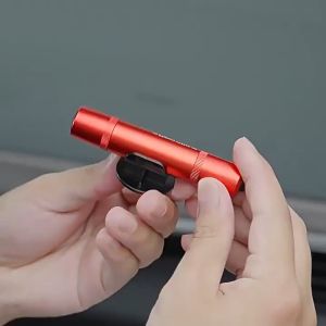 ที่ทุบกระจกรถยนต์พกพา ตัดสายเข็มขัดนิรภัย ที่ทุบกระจกรถฉุกเฉิน ค้อนทุบกระจกรถยนต์  2-in-1 ค้อนนิรภัย + ตัวตัดเข็มขัดนิรภัย พกพาติดตัวไปได้ มีดตัดคม หลบหนีอย่างรวดเร็วโดยการทำลายหน้าต่างในหนึ่งวินาที หัวเหล็กทังสเตนแข็งและเป็นสากล ช่องเปิดเป็นรูปตัวยู