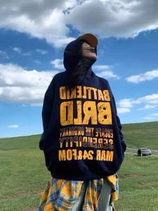 เสื้อสเวตเตอร์ฮู้ดพิมพ์ลายตัวอักษรสไตล์ย้อนยุคอเมริกันสำหรับผู้หญิง เสื้อแจ็คเก็ตฮิปฮอปแบบโอเวอร์ไซส์สำหรับคู่รัก เสื้อตัวบนฤดูใบไม้ร่วง