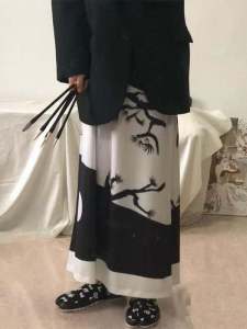 กระโปรงทรงเอพิมพ์ลายหมึกสีน้ำสำหรับผู้หญิง ทรงหลวม กระโปรงยาวปานกลาง เทรนด์แฟชั่นฤดูใบไม้ผลิ 2025 กระโปรงทรงเอเอวสูง