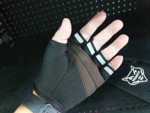 ถุงมือมอเตอร์ไซด์ ครึ่งนิ้ว ขนาดกว้าง 10เซนติเมตร