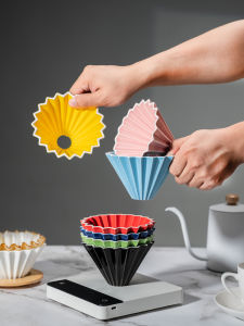 Yuewei Ceramic V60 ตะกร้าผงกาแฟแบบพับได้หลากสีสัน ตะกร้าผงกาแฟแบบไหล่ตัวช่วยการดูดซับสูญญากาศแบบแบ่งปัน