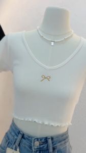 เสื้อครอปแขนสั้นคอวี เสื้อครอปสีขาวน่ารักๆปักโบว์ สายคาเฟ่ ใส่สบาย ป้าย G-rose